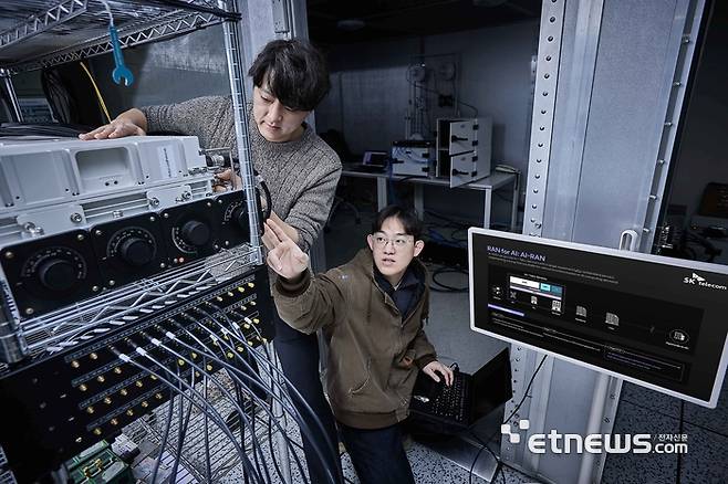 SKT 직원들이 AI-RAN 실증 장비를 점검하고 있다.