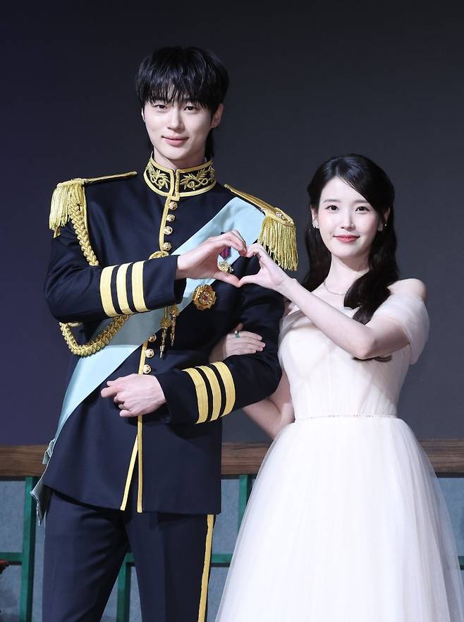 [배우 아이유(이지은)와 변우석이 6일 오후 서울 강남구 조선팰리스 서울강남에서 열린 MBC 금토드라마 '21세기 대군부인' 제작발표회에서 포토타임 때 포즈를 취하고 있다. 21세기 대군부인은 오는 10일부터 방송한다. 뉴시스화상