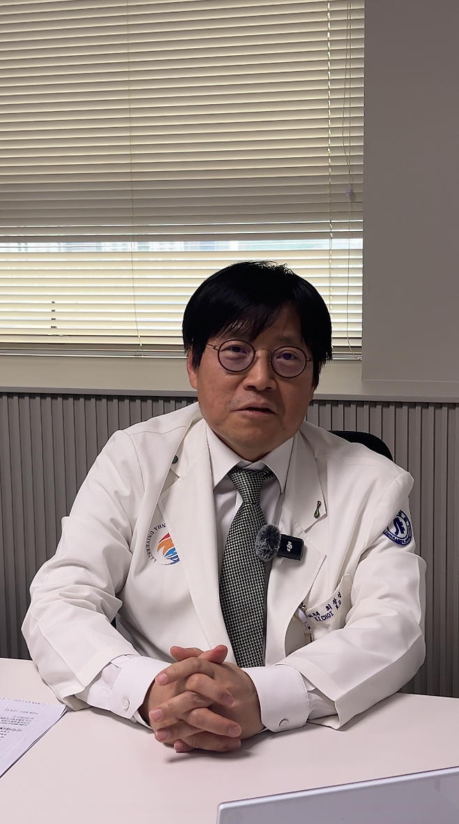 여성형 탈모는 복합적인 원인으로 발생하는 경우가 많아 남성호르몬을 억제하는 치료제 등 통상적으로 탈모에 적용하는 치료로 효과를 보기 어렵다. 여성형 탈모 환자들이 더욱 소외감을 느끼게 하는 이유다. [탈모 전문가 100인을 만나다]