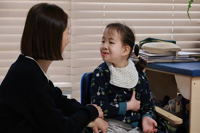 엠마뉴엘 증후군과 뇌병변장애를 겪고 있는 미지(9)양이 지난달 27일 서울 은평구 집에서 엄마를 바라보고 있다. 정용일 선임기자 yongil@hani.co.kr