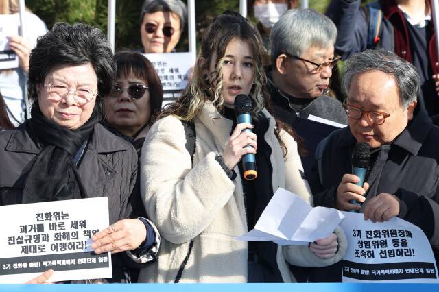 국가폭력피해범국민연대 등 시민단체가 지난 2월26일 오전 서울 중구 진실화해위 앞에서 연 ‘국가폭력 피해자 단체 공동 신청 및 입장 발표 기자회견’에서 마릿 킴(가운데)씨가 발언하고 있다. 최현수 기자 emd@hani.co.kr