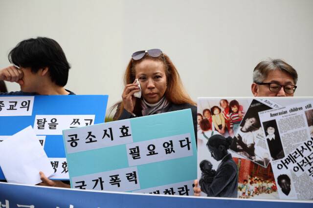 해외입양-아동인권 진실규명 연대 트레이스(TRACE)가 지난달 30일 오후 서울 중구 진실화해위 앞에서 연 ‘해외 강제입양 국가폭력의 진실을 규명하라! 진실화해위 3기 진실규명 신청 기자회견’에서 미키(60·한국명 오미경) 캄라(KAMRA) 한국지부 대표가 발언하며 눈물을 닦고 있다. 최현수 기자 emd@hani.co.kr