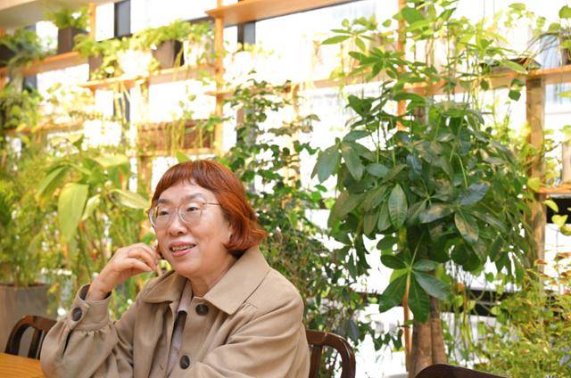 한스 크리스티안 안데르센상 최종 후보에 오른 이금이 작가는 지난달 29일 서울 중구의 한 카페에서 "개인적으로는 40년 넘게 아동청소년 문학만 써온 데 대한 큰 선물 같고 '그동안 열심히 잘해왔다'는 인정을 받는 것 같아 기쁘다"고 했다. 최주연 기자