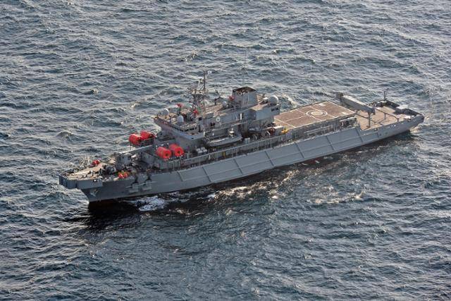 2014년 11월 26일 부산 근해에서 해군 수상함구조함인 통영함이 항해 시연을 하고 있다. 통영함의 음파탐지기 납품 비리가 불거지면서 방산 분야에 대한 전방위적인 수사가 진행됐다. 한국일보 자료사진