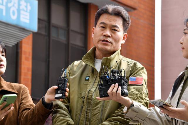 극우 유튜버 전한길씨가 이재명 대통령과 김현지 청와대 제1부속실장에 대한 허위사실 유포 혐의로 고발된 사건과 관련해 1일 서울 동작경찰서에 출석하며 취재진 질문에 답하고 있다. 윤기훈 인턴기자