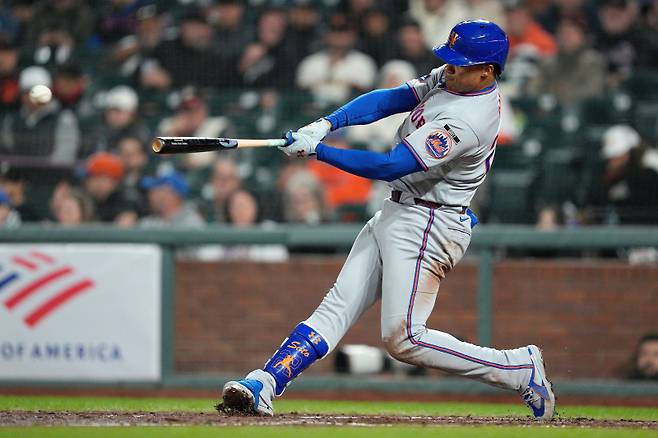 <yonhap photo-3207=""> New York Mets' Juan Soto hits a single during the eighth inning of a baseball game against the San Francisco Giants in San Francisco, Thursday, April 2, 2026. (AP Photo/Tony Avelar)/2026-04-03 13:30:28/ <저작권자 ⓒ 1980~2026 ㈜연합뉴스. 무단 전재 재배포 금지, AI 학습 및 활용 금지></yonhap>