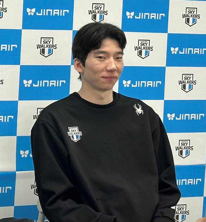 허수봉이 지난 6일 천안 유관순체육관에서 열린 대한항공과 챔피언 결정전 3차전 승리 후 인터뷰를 하고 있다. 천안=이형석 기자