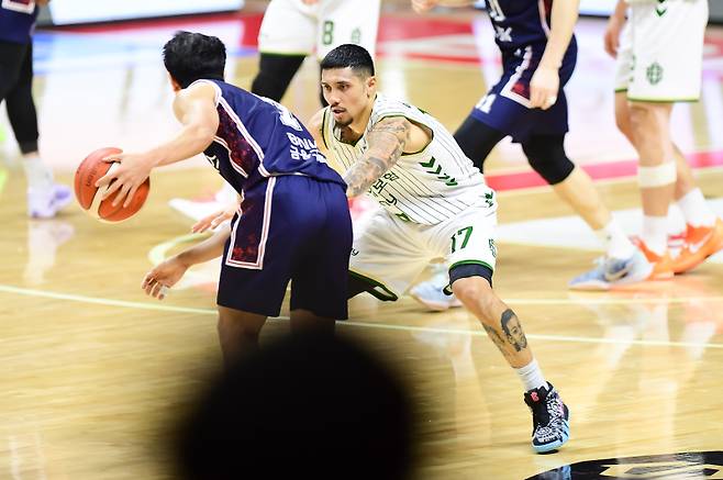 2025~26 프로농구 어시스트 부문 1,2위를 다투는 허훈(왼쪽)과 이선 알바노. KBL 제공