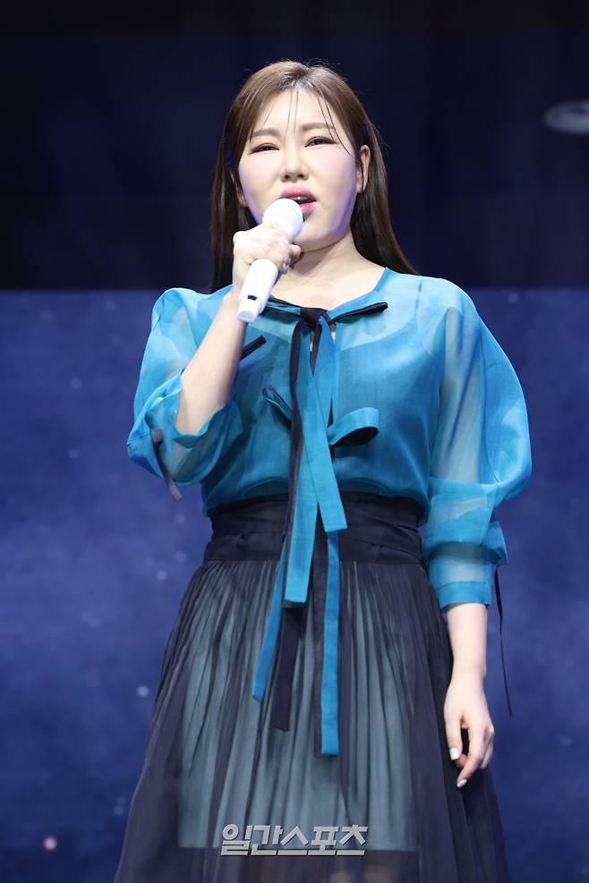 가수 송가인이 11일 오후 서울 강서구 스카이아트홀에서 열린 정규 4집 ‘가인;달’ 발매 기념 쇼케이스에 참석해 타이틀곡 무대를 선보이고 있다. 서병수 기자 qudtn@edaily.co.kr /2025.02.11/