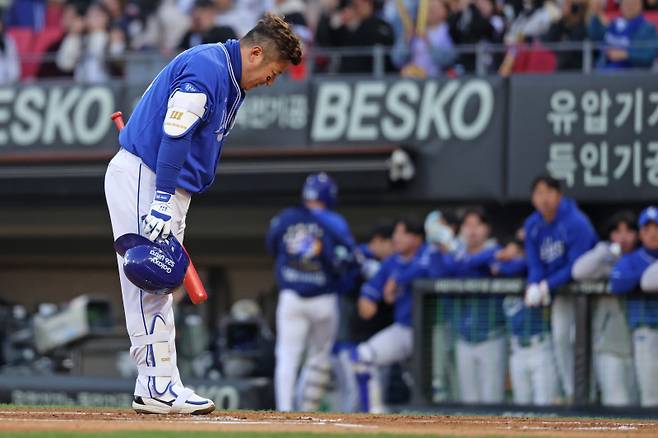 7일 광주 KIA전 첫 타석에 앞서 팬들에게 인사하는 최형우. 2017년부터 2025년까지 KIA의 간판타자로 활약한 최형우는 지난 시즌 뒤 자유계약선수(FA) 권리를 행사해 친정팀 삼성과 계약했다. 이날은 최형우가 이적 후 광주를 방문한 첫 경기였다. 삼성 제공