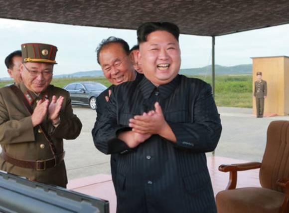 미사일 발사 후 기뻐하는 김정은 위원장. [사진=조선중앙통신/연합뉴스]