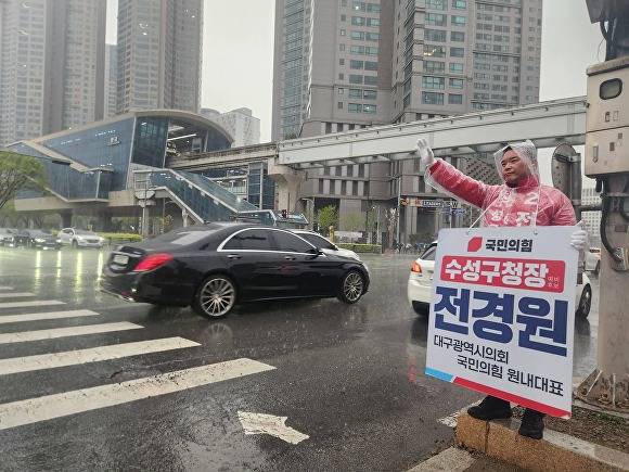 출근 인사를 하고 있는 전경원 에비후보 [사진=전경원 예비후보 사무소]