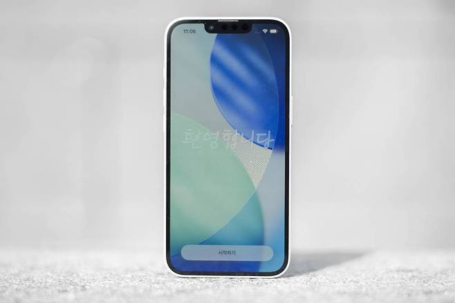 애플의 경우 자체적인 환율을 기준으로 제품 단가를 설정한다. 이례적으로 애플 아이폰 17e는 저장공간 용량을 올렸음에도 가격을 동결해 사실상 가격을 낮춘 사례가 됐다 / 출처=IT동아