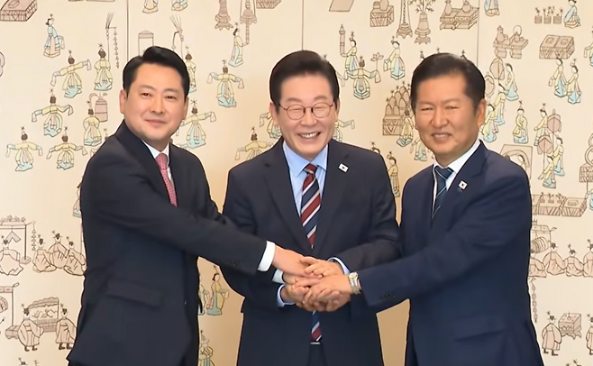 이재명 대통령(가운데)이 7일 청와대에서 열린 여야정 민생경제 협의체 회담에서 정청래 더불어민주당 대표(왼쪽), 장동혁 국민의힘 대표와 기념촬영을 하고 있다. (SBS 캡처)