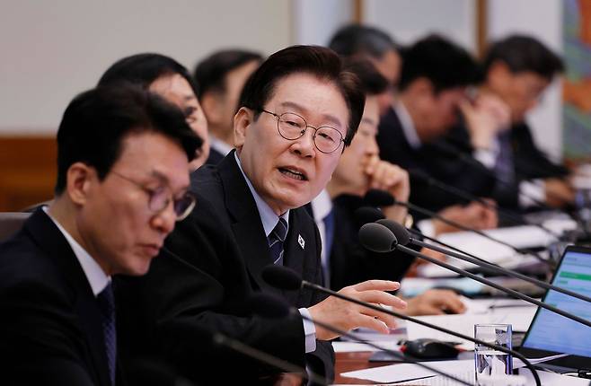 이재명 대통령이 6일 청와대에서 열린 제14회 국무회의 겸 제4차 비상경제점검회의에서 발언하고 있다. 청와대사진기자단