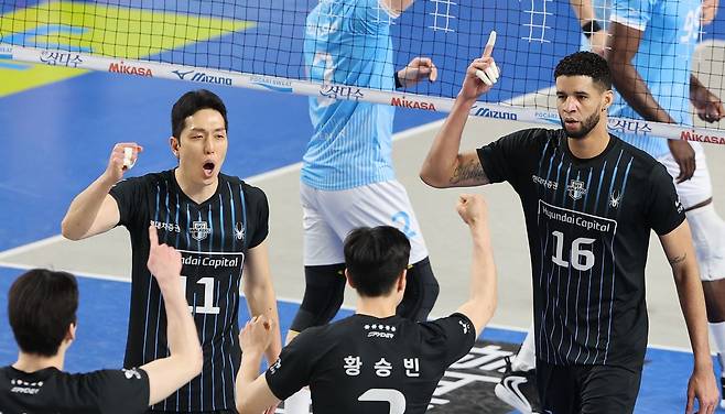 6일 충남 천안 유관순체육관에서 열린 프로배구 2025-2026 V리그 남자부 챔피언 결정전 3차전 대한항공과 현대캐피탈의 경기에서 현대캐피탈 레오가 득점에 성공하자 기뻐하고 있다. 뉴스1