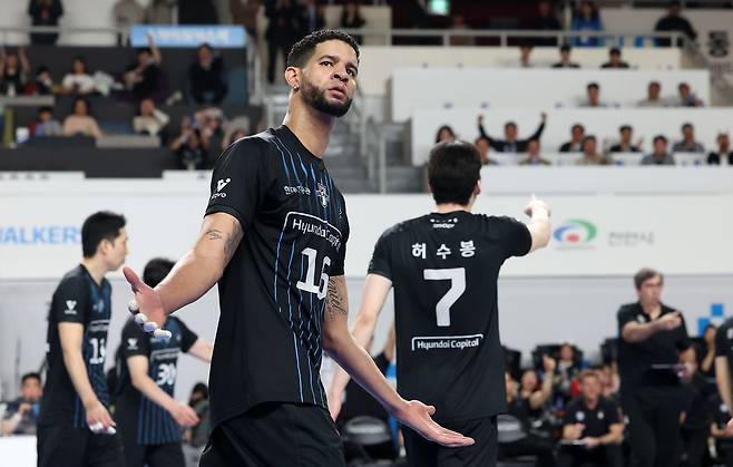 6일 오후 충남 천안시 서북구 유관순체육관에서 열린 2025-2026 V-리그 남자부 챔피언결정전 3차전 현대캐피탈과 대한항공의 경기, 현대캐피탈 레오가 득점 후 기뻐하고 있다. 뉴시스