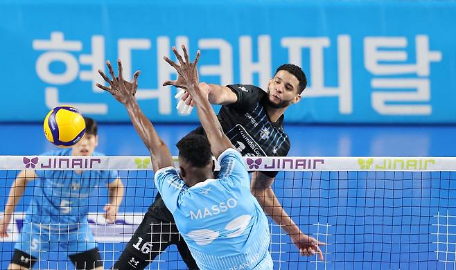 6일 충남 천안 유관순체육관에서 열린 프로배구 2025-2026 V리그 남자부 챔피언 결정전 3차전 대한항공과 현대캐피탈의 경기에서 현대캐피탈 레오가 공격을 시도하고 있다. 뉴스1