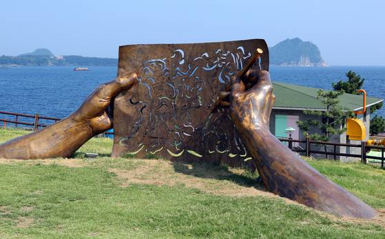 제주도 서귀포 자구리 해안. 소녀 서명숙이 뛰어놀던 곳으로 제주올레 6코스가 지난다. 손민호 기자