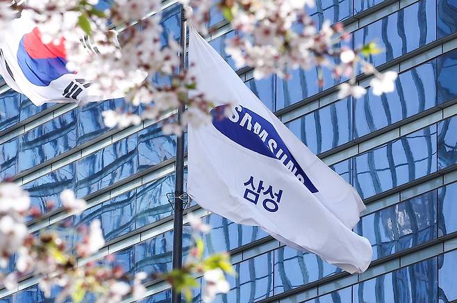 삼성전자가 올해 1분기 잠정 실적으로 매출액 133조원, 영업이익 57조2000억원을 기록했다고 7일 밝혔다. 사진은 이날 오전 서울 서초구 삼성전자 사옥. 뉴스1