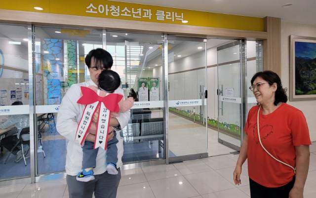 ▲ 김하늘(가명·21개월) 군이 6일 퇴원 수속을 마치고 주치의인 박진성 강원대병원 소아청소년과 과장과 인사를 나눴다. 하늘이는 ‘가정 위탁’ 제도를 통해 양미영 간병사의 가정에서 지낼 수 있게 됐다. 이설화 기자