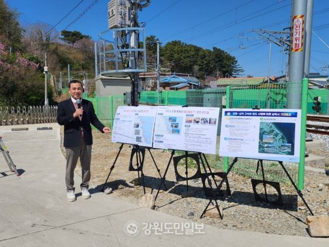 ▲ 김진태 도지사는 7일 ‘강릉~삼척 고속화 철도’ 사업의 핵심 관문인 삼척역 인근에서 해당 사업 추진에 따른 전체적인 로드맵을 발표했다.