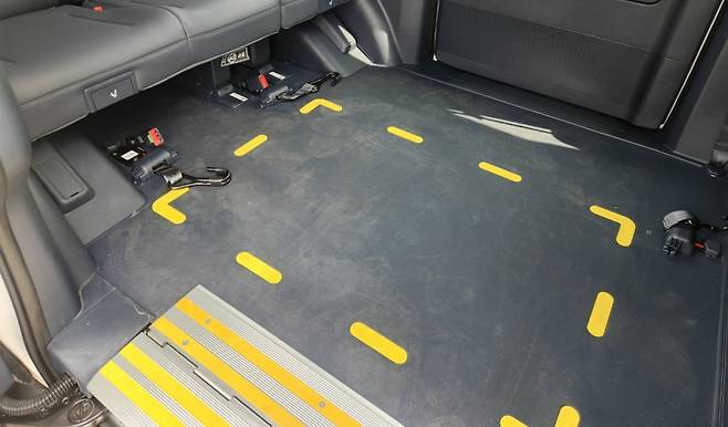 PV5 WAV 실내 모습. 노란 네모 칸 안이 휠체어가 들어가는 공간이다. 사진=최수진 한경닷컴 기자.