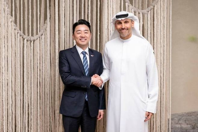이재명 대통령의 전략경제협력 특사 자격으로 아랍에미리트(UAE)를 방문한 강훈식 대통령 비서실장이 칼둔 칼리파 알 무바라크 아부다비 행정청장과 악수하는 모습을 2월 26일 본인의 SNS 계정에 공개했다. 강 비서실장은 1박 3일간의 일정으로 방위산업·인공지능(AI)·원전 등 협력 확대 방안을 논의했다. 사진=강훈식 비서실장 SNS 캡처