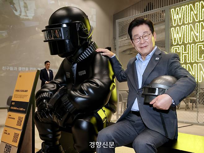 이재명 대통령이 지난해 10월15일 오전 서울 성동구 복합문화공간 펍지(PUBG) 성수에서 K-게임현장간담회를 갖기 전 크래프톤의 캐릭터 앞에서 헬멧을 들고 포즈를 취하고 있다. 김창길 기자