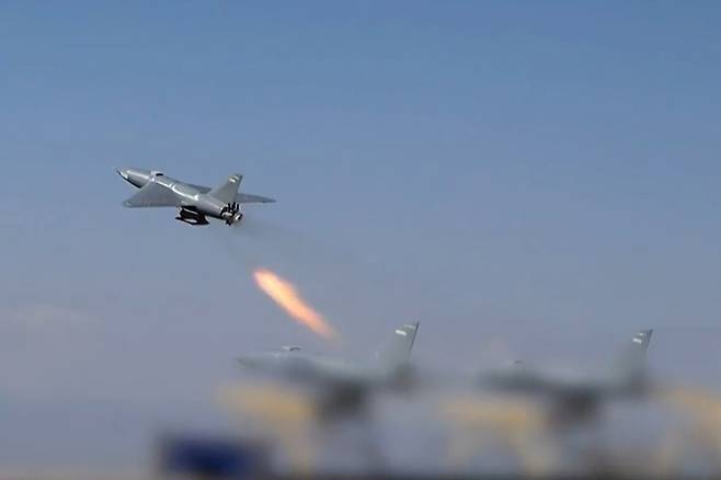 6일(현지시간) 이란 국영방송 IRIB가 공개한 영상에서 이란의 무인기(드론)가 사우디아라비아 알카르지 기지와 쿠웨이트 알아디리 기지의 미국 목표물을 향해 발사되고 있다. AFP 연합뉴스