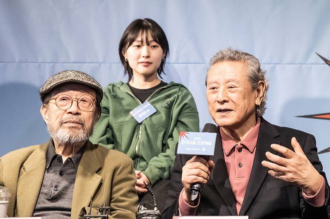 7일 서울 대학로예술극장에서 열린 ‘2026 연극내일 프로젝트’ 기자간담회에 참석한 배우 신구와 박근형. 아르코 제공