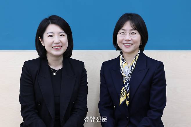 책 <결혼 옵션 세대> 저자 신자은 KDI국제정책대학원 교수(왼쪽)와 민세진 동국대 경제학과 교수가 3일 경향신문 본사 여적향에서 인터뷰를 하고 있다. 성동훈 기자