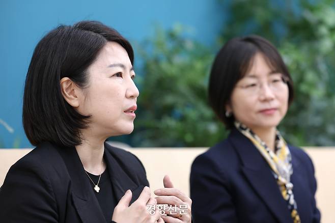 책 <결혼 옵션 세대> 저자 신자은 KDI국제정책대학원 교수(왼쪽)와 민세진 동국대 경제학과 교수가 지난 3일 경향신문 본사 여적향에서 인터뷰를 하고 있다. 성동훈 기자