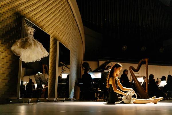 지난 2일 부산콘서트홀에서 열린 ‘2026 시즌 부산오페라하우스발레단’의 ‘디어 발레리나’ 공연에서 발레리나가 56인으로 이뤄진 클래식부산오케스트라의 현장 연주 속에 ‘무대 뒤’ 모습을 표현하고 있다. 클래식부산 제공