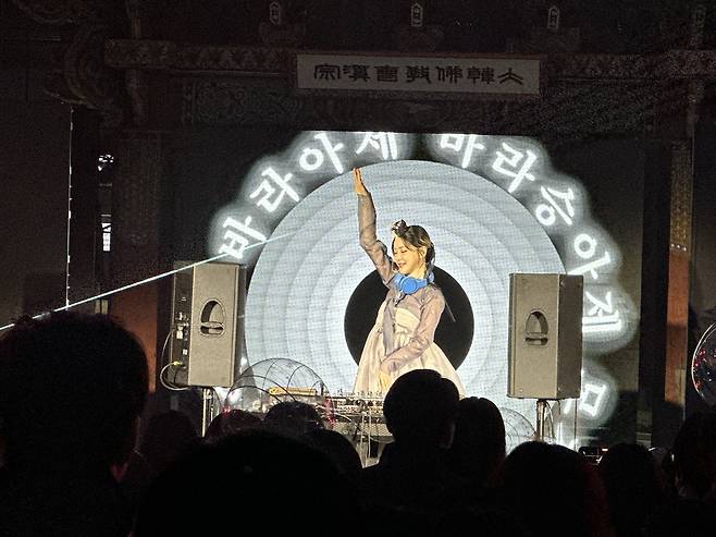 DJ Soda, dressed in hanbok, performs a one-hour set at Bongeunsa. (Tammy Park/The Korea Herald)