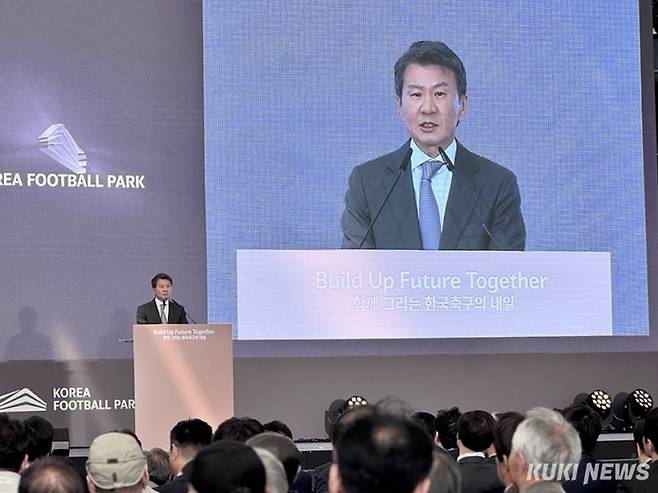 정몽규 대한축구협회장이 7일 오후 2시 충청남도 천안시에 문을 연 코리아풋볼파크 개관식에서 축사를 하고 있다. 이영재 기자