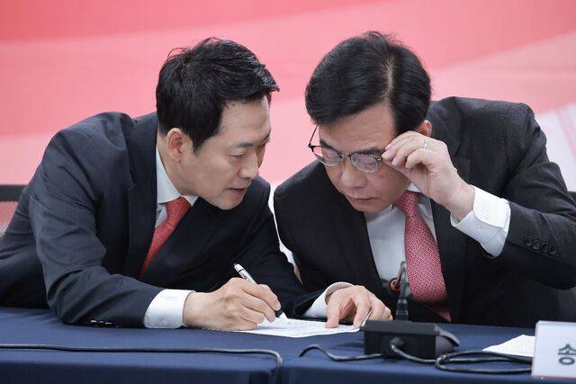 장동혁(왼쪽) 국민의힘 대표가 6일 인천 남동구 인천시당에서 열린 현장 최고위원회의에서 송언석 원내대표와 대화하고 있다. 장 대표는 이날 비상체제 전환 및 노선 변경 등 요구에 “당내 이야기는 비공개 때 해 달라”고 일축했다. 연합뉴스