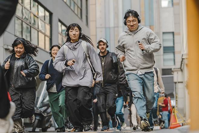‘리모트 서울’  관객들이 경주를 하라는 인공지능 음성 안내에 따라 달리고 있다.     (c)GS아트센터