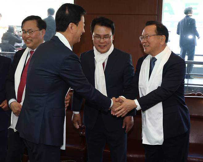 최은석 국민의힘 의원(왼쪽)이 지난 5일 대구스타디움에서 열린 '2026 대구 기독교 부활절 연합예배'에서 김부겸 전 총리와 악수하고 있다. / 사진=연합뉴스