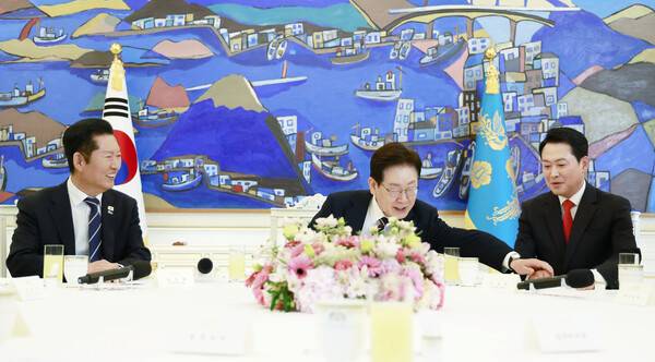 ▲7일 청와대에서 열린 여야정 민생경제 협의체 회담 현장. 정청래 더불어민주당 대표(왼쪽)가 이재명 대통령이 국민의힘 장동혁 대표에게 발언을 권하는 모습을 보고 있다.ⓒ연합뉴스