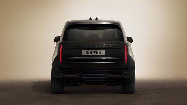 레인지로버 SV 블랙 후면부 [사진출처=JLR코리아]