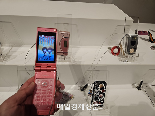 실제 사용할 수 있는 피처폰. 전화는 걸리지 않지만 사진 촬영 등은 가능하다. [도쿄 이승훈 특파원]