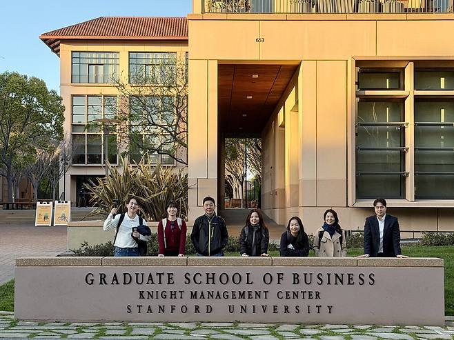 실리콘밸리 챌린지 참석자들이 스탠퍼드 MBA 앞에서 기념 촬영을 하고 있다.  링글