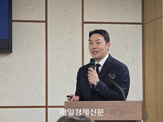 7일 발제자로 나선 김규진 타이거리서치 대표가 아시아 주요국의 스테이블코인 규제 환경을 비교하고 있다. [사진=안갑성 기자]