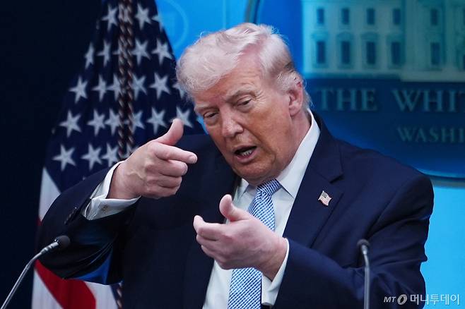 [워싱턴=AP/뉴시스] 도널드 트럼프 미국 대통령이 6일(현지 시간) 백악관 브리핑룸에서 기자회견 중 저격용 총을 겨누는 시늉을 하고 있다. 2026.04.07. /사진=민경찬