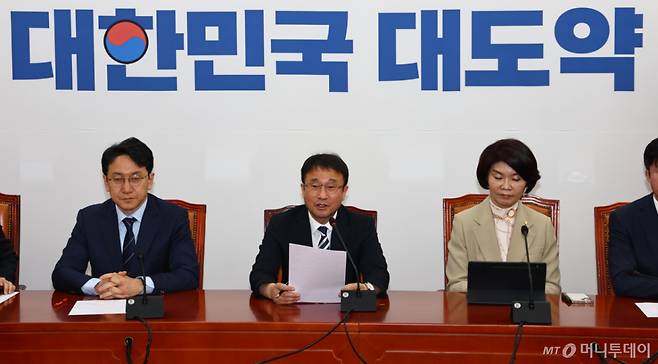 [서울=뉴시스] 김명년 기자 = 한병도 더불어민주당 원내대표가 7일 오전 서울 여의도 국회에서 열린 원내대책회의에서 발언하고 있다. 2025.04.07. kmn@newsis.com /사진=김명년