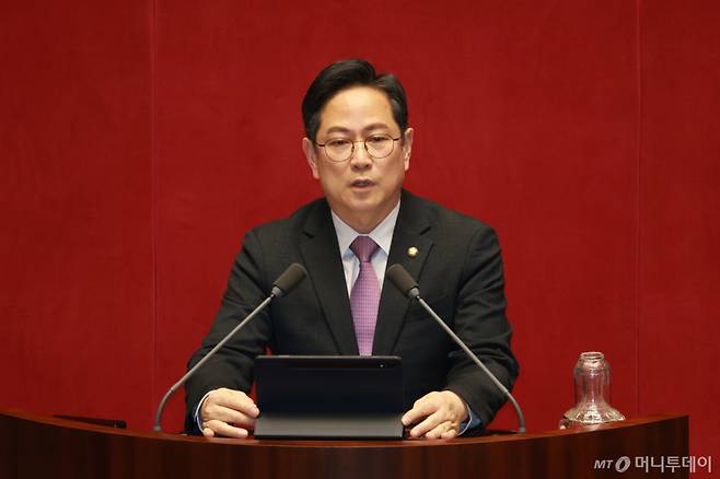 [서울=뉴시스] 고승민 기자 = 박수영 국민의힘 의원이 12일 서울 여의도 국회에서 열린 제433회 국회(임시회) 제1차 본회의에서 대한민국과 미합중국 간 전략적 투자의 운영 및 관리를 위한  특별법안에 대한 제안설명을 하고 있다. 2026.03.12. kkssmm99@newsis.com /사진=고승민