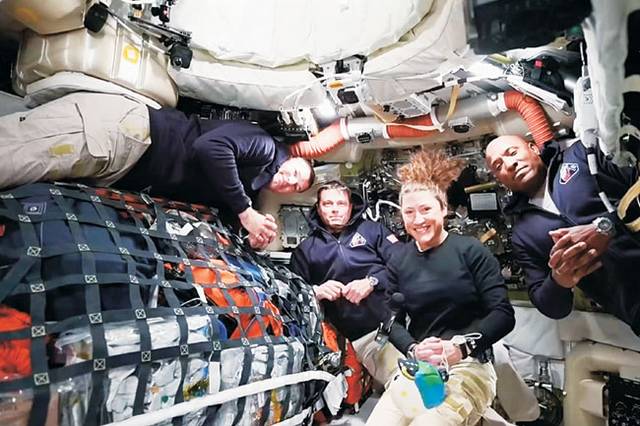 지난 1일 미국 플로리다주 케네디우주센터에서 발사돼 달로 향한 나사(미 항공우주국)의 유인 달 탐사 프로젝트 우주선 아르테미스 2호의 내부에서 캐나다 측 임무 수행 전문가 제러미 한센(왼쪽부터), 리드 와이즈먼 선장, 임무 수행 전문가 크리스티나 코크, 파일럿 빅터 글로버가 나사의 지상 기지국과 화상 통신을 하고 있다. AP 연합뉴스