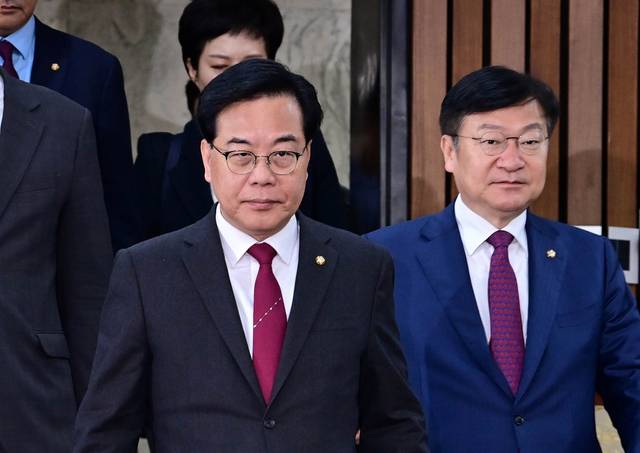 국힘도 회의  : 송언석(왼쪽) 국민의힘 원내대표가 7일 오전 국회에서 열린 원내대책회의에 참석하기 위해 이동하고 있다.   문호남 기자