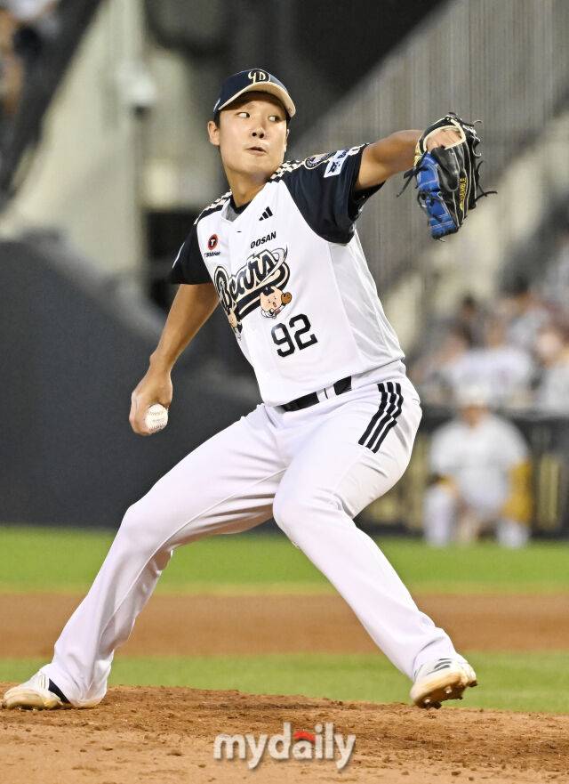 23일 오후 서울 잠실야구장에서 진행된 '2025 프로야구 KBO리그' 두산베어스와 KT위즈의 경기. 두산 양재훈이 역투하고 있다./마이데일리